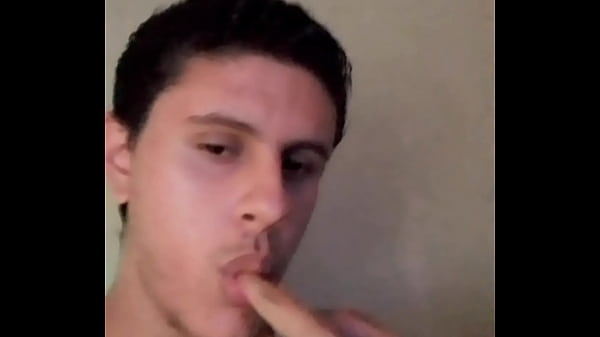 Gay chupando dedo heheh