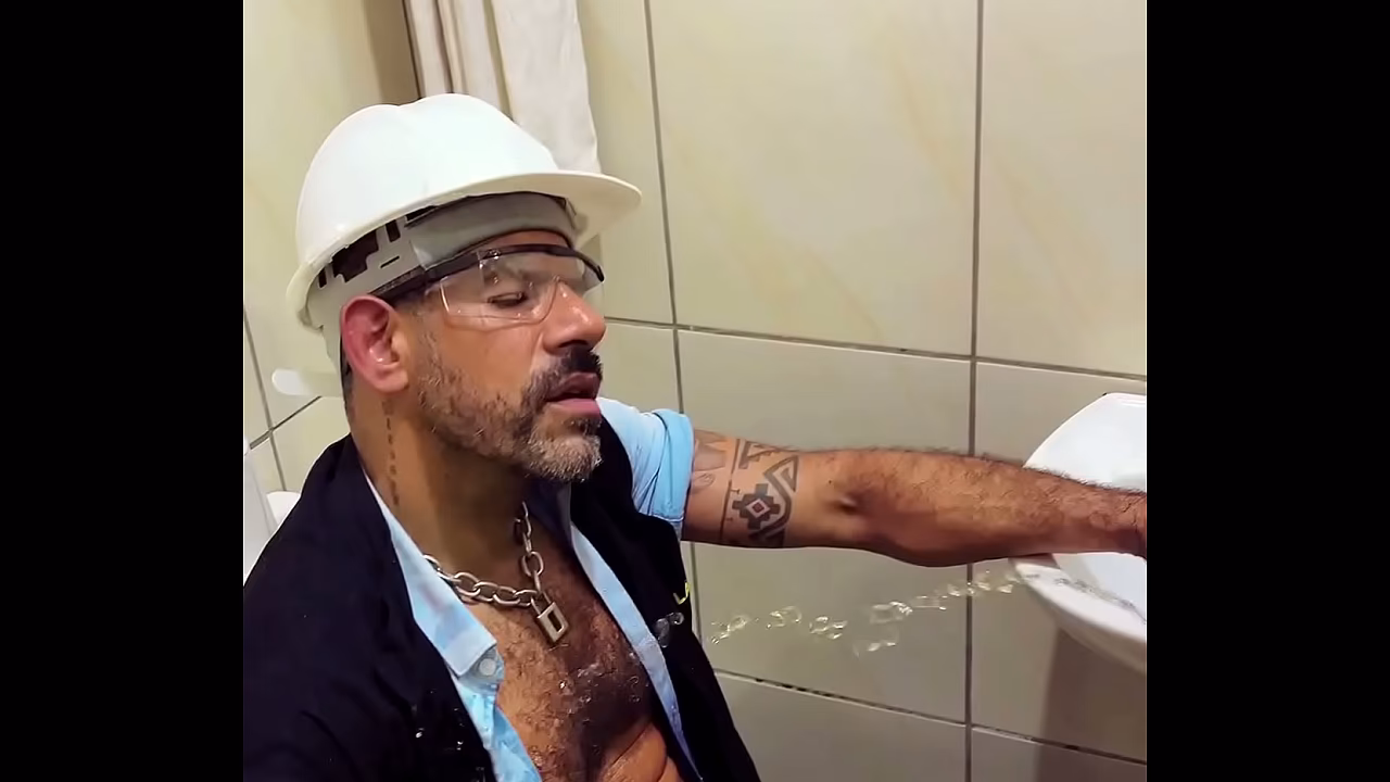BEBER LA ORINA DE HOMBRES CON PENES GRANDES
                              amateur gay piss uniforms big cock muscular body gay pig play muchos negros
