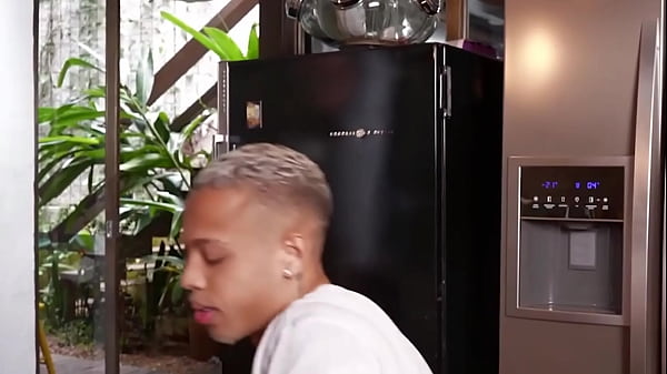 Download Video - Pedi um leite na padaria e o filho do padeiro veio trazer&period; Ele &eacute; um gostoso&period; Sonhei que ele tava me dando seu leite direto da fonte&period; - Parte I