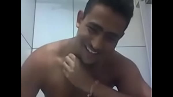 Download Video - Novinho fala putaria e toma banho na cam