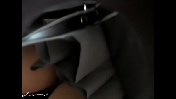 《パンチラ動画》笑顔が素敵な制服女子のパンティ