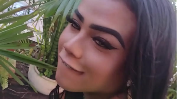 Download Video - Tgata Rabuda Se Excita com Consolo e Leva Gozada na Boca- Sereia Mel - Completo no Red
