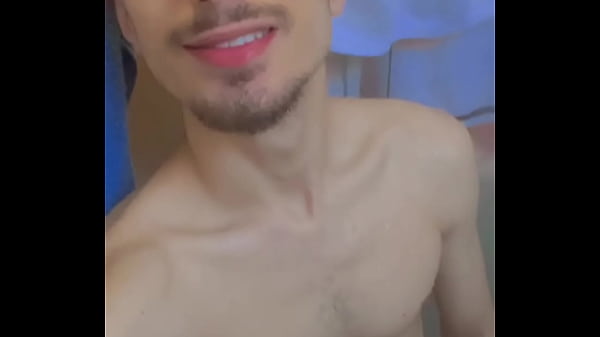 Novinho com piercing novo no chuveiro!