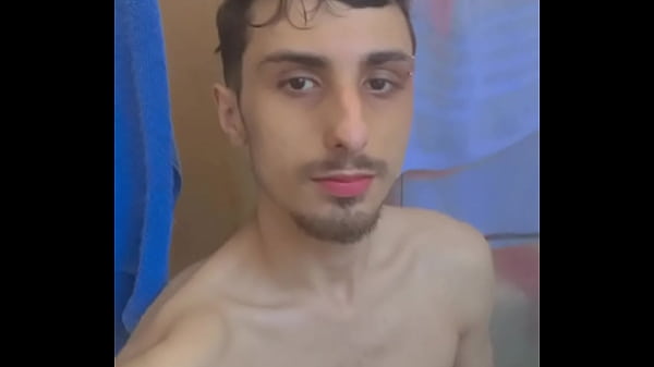 Novinho com piercing novo no chuveiro!