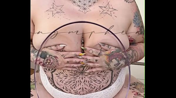 Olala toujours les mains devant