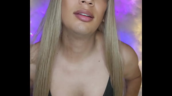 Transexual vestida y jalando su polla