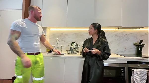 Yasmina Khan - EL FONTANERO VIENE A CASA Y TERMINO CON SU POLLA EN MI BOCA- YASMINA KHAN