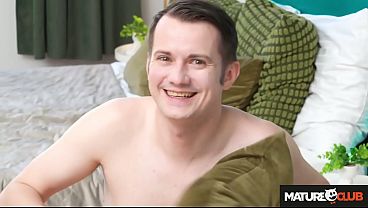 MatureClub - 巨乳の金髪ドイツ人熟女教師が、生徒が膨らませるセックスドールとセックスしているところを目撃される