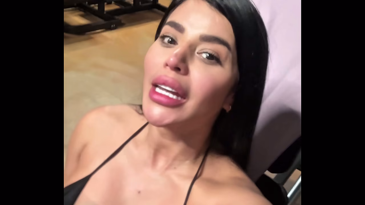 Sara Retali horny in the Gym