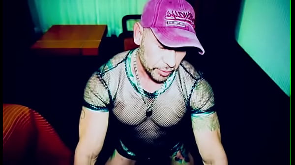 Hombre varonil es puesto en castidad como puta ...