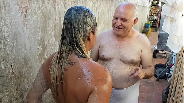 El Toro De Oro - Дедушка купал Новинью, которую он встретил на пляже !!! Пати Батт - Сумасшедший Вово - Эль Торо де Оро