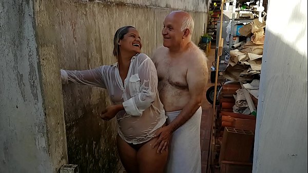 Download Video - Vov&ocirc; dando Banho na Novinha que conheceu na Praia &excl;&excl;&excl; Paty Bumbum - Vovo doidera - El Toro De Oro