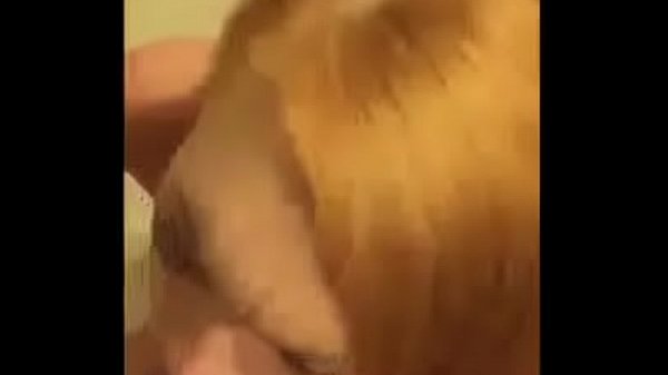 Pelirroja me la deja bien jugosa en el baño, y acabo en su boca