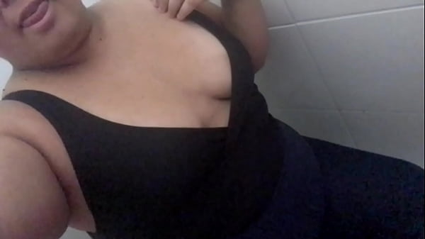 Coquine S'exhibe Dans La Salle De Bain