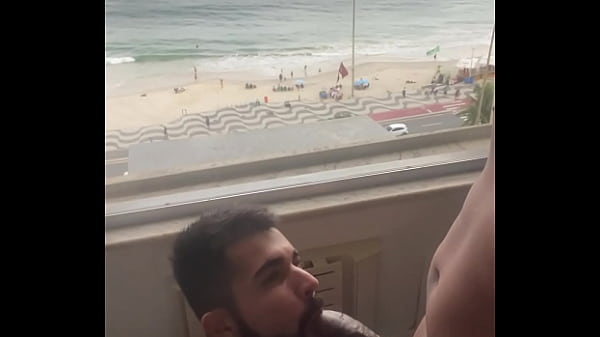 Mamando com gosto essa piroca de 27 cm com essa...