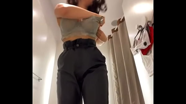 Rileysim Essayant La Lingerie