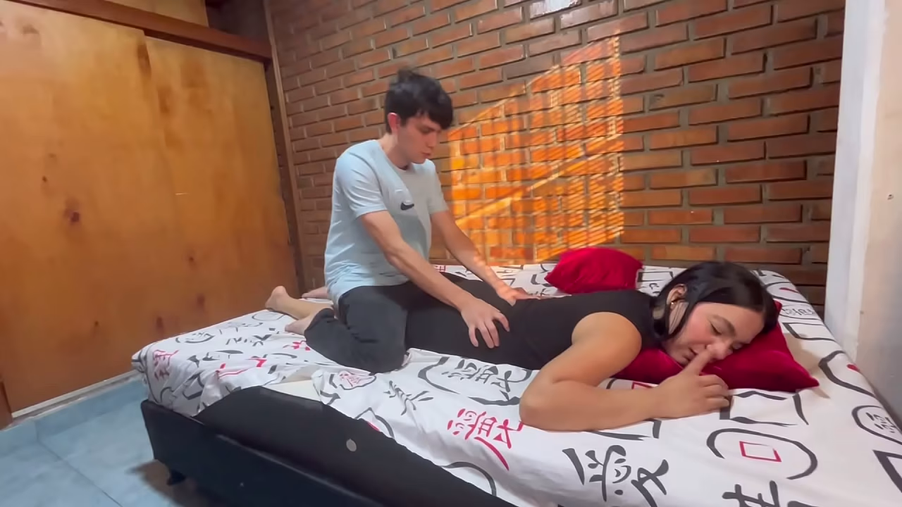 MI VECINO RAMON VINO HACERME UN MASAJE RELAJANTE EN MI CUERPO, Y EL MUY FELIZ ME METIO SU PENE EN MI VAGINA Y YO SENTI TAN RICO QUE DEJE QUE ME FOLLARA