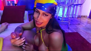 Download Video - FARMANDO AURA Comendo essa morena gostosa durante o jogo da COPA DO MUNDO