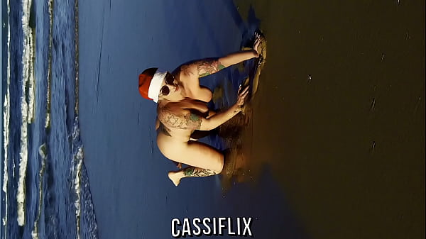 Sex on the beach with Santa Claus, After fucking my pussy I had a nice handjob so that he came in jets inside me. Complete on Cassiflix.