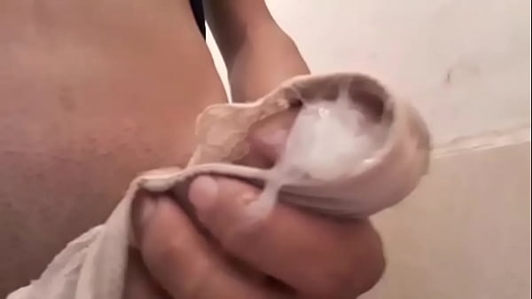 Me hice paja con tangas de mi cuñada