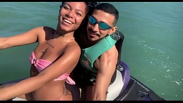 Download Video - Trai meu namorado com o instrutor de Jetski&period; Na aula de Jetski&comma; o instrutor ficou de pau duro e me fudeu no jetski&period;