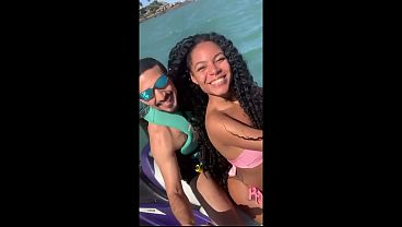 Download Video - Trai meu namorado com o instrutor de Jetski&period; Na aula de Jetski&comma; o instrutor ficou de pau duro e me fudeu no jetski&period;