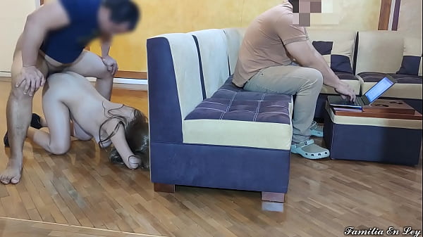 Download Video - Me Follo a la Esposa de mi Hermano mi Cu&ntilde;ada Hermosa Mientras que su Marido esta Trabajando en la Lapto NTR