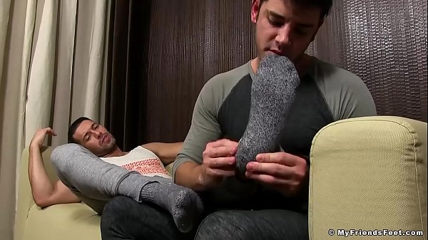 Download Video - Good looking feet worshiper sucks toes of a handsome hunk