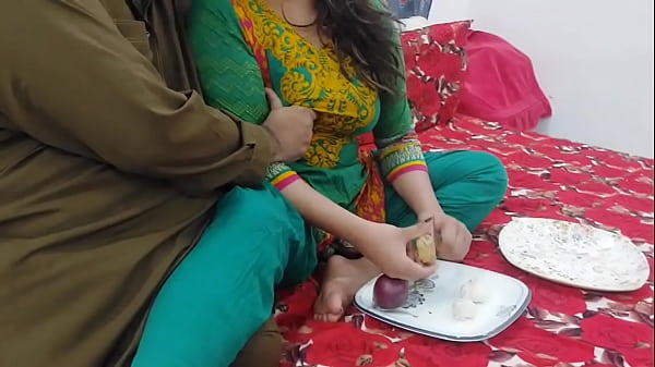 Download Video - XXX Desi Helping My Stepmom In Cutting Vegetable Than Fucking Her Big Ass &comma; She is Cheating My Stepdaddy Clear Hindi Audio