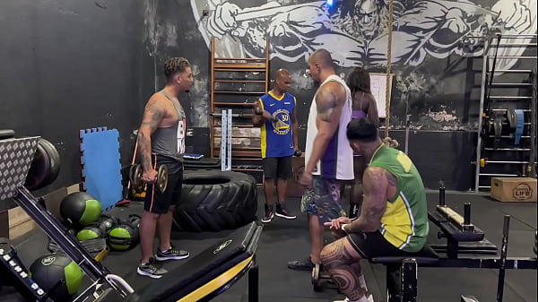 Download Video - A gostosa da Fernanda chocolate deu a buceta e o cuzinho dentro da academia para 4 machos pirocudos e levou leitada na cara