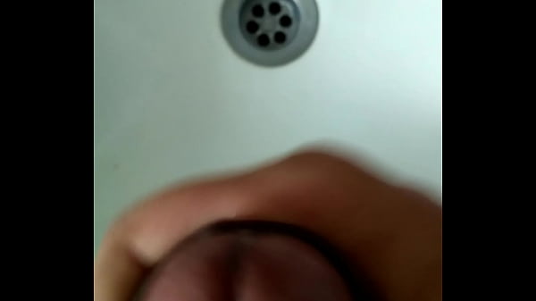 Una paja en el baño
