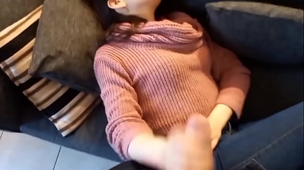 La hermana de mi mujer se calienta despu&eacute;s de u...