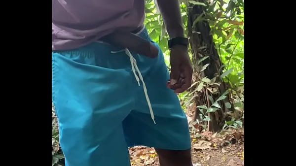 Download Video - Neg&atilde;o mijando na mata