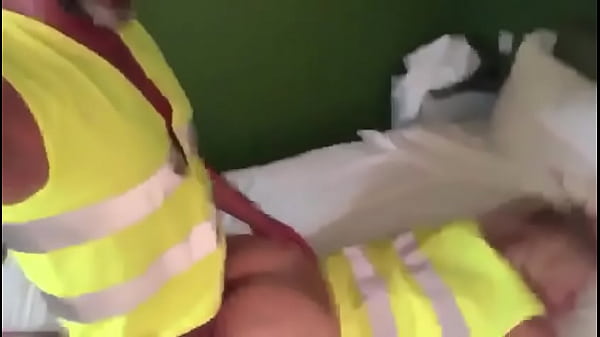 Kukás mellényben szexeltek egymással