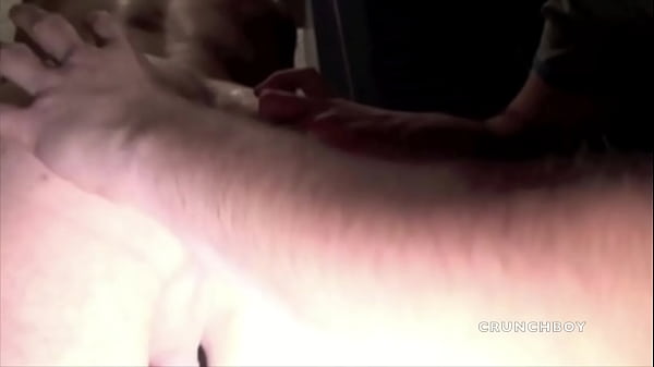 mec sporitf baise &agrave; la salle de sport