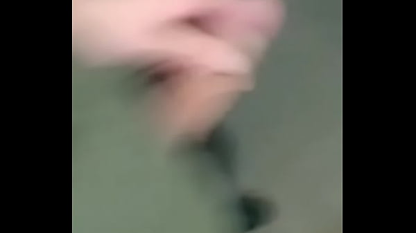 Novinho de SP mostrando pau na escada de emergê...