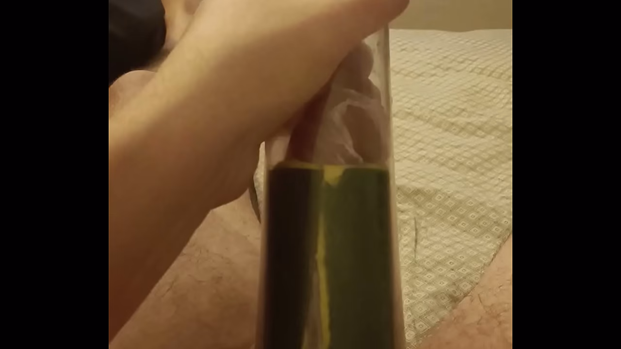 Bomba peniana com masturbador caseiro.