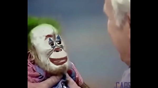 Macaco coringa fica lokão e mete uma banana no cu do veio