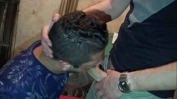 Esteban bais&eacute; dans sa cave par Tim COSLAle sexy...