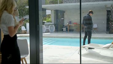 アンジー・リックスのプールに招かれざる客がやってきた――彼女は文句を言わなかった