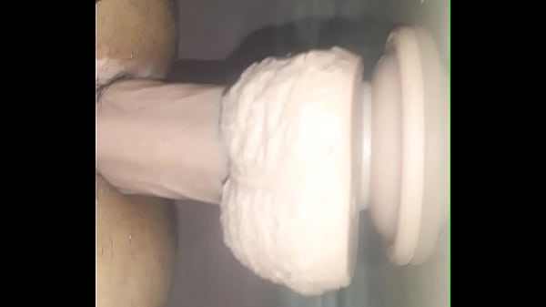 Jeune Fille Maigre Dans Un Gode En String