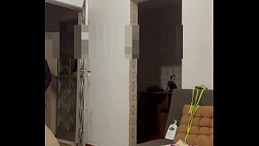 Entregador do iFood n&atilde;o resistiu e foi seduzido pela Hotwife enquanto o corno filmava tudo escondido