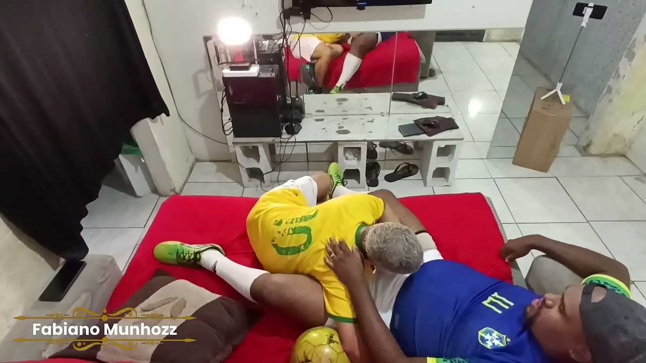LOS JUGADORES SE CALientan después del entrenamiento.
                    anal sexy park interracial blowjob amateur fetish public gay twink bear uniforms cum in mouth muchos negros