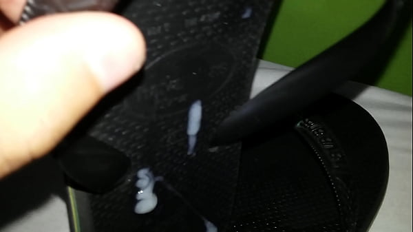 Fazendo minha porra escorrer pelo chinelo Havai...
