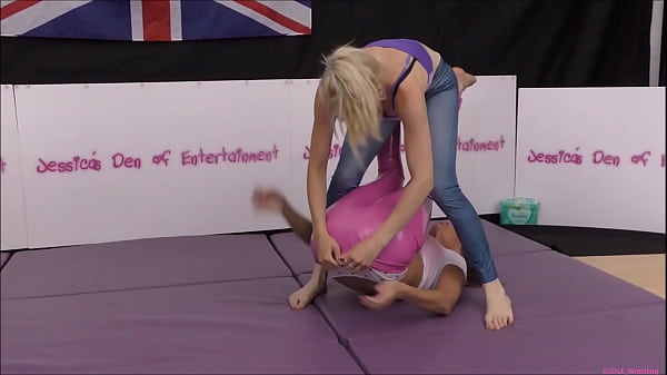 Bh- Und Höschen-Kampf Strip-Wrestling-Kampf , Bei Dem Der Verlierer In Einer Windel Windel Gefesselt Wird!! Chloe Fame Gegen Tammy Pink | Oktober 2021
