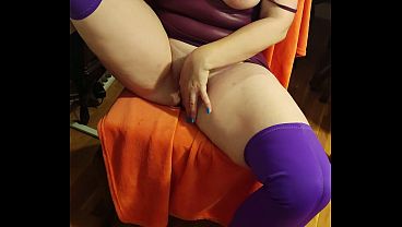 Wifebucket Amateurs - Curvy mature MILF spreading wide