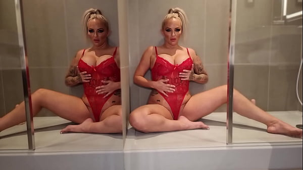 Sexy latina sabe c&oacute;mo sacarle la leche a su mejor amigo. ELLA SE MUEVE COMO UNA PUTA PROFESIONAL!