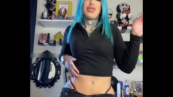 perra caliente otaku sexy de pelo azul