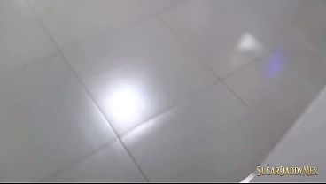 Doblada sobre el la cocina le llen&eacute; la espalda de mi leche caliente.