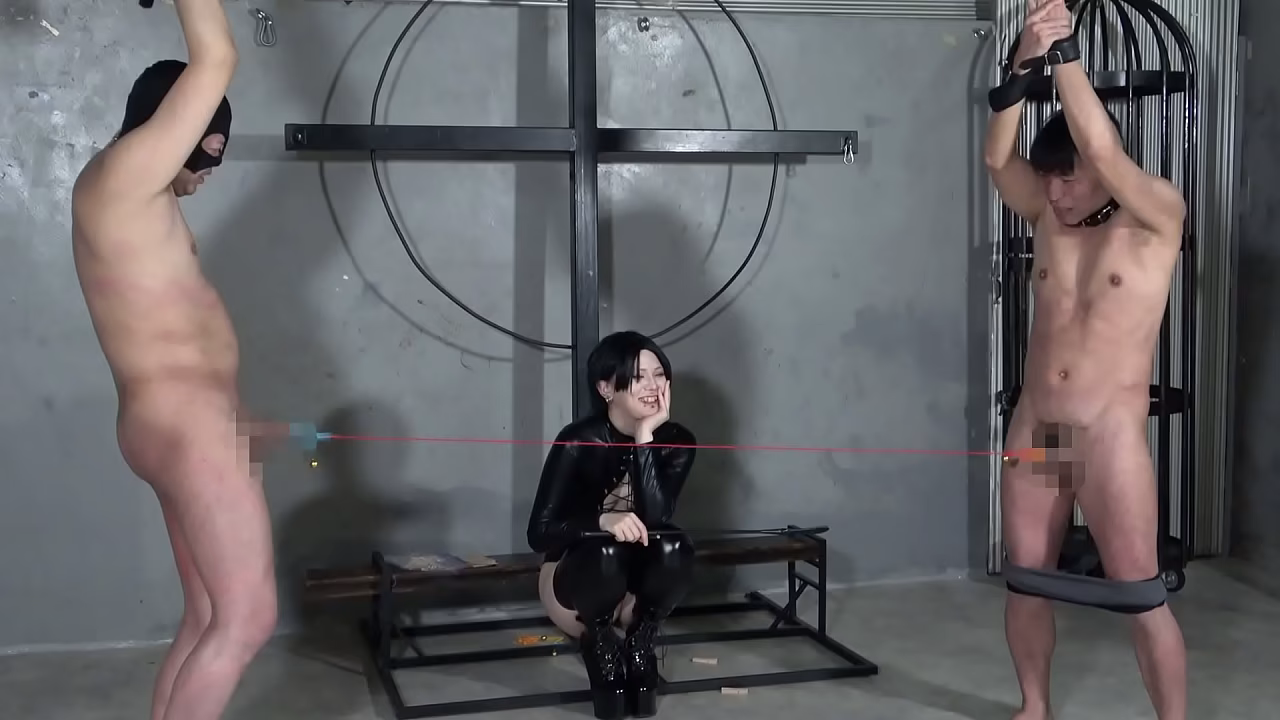 La ama japonesa Nana, su esclavo, juega al tira y afloja con sus pezones y penes.
                     nipples japanese mistress femdom dominatrix tall clip punishment string subtitles clothespin laughing compete lash tug of war pull nipple riding whip muchos negros